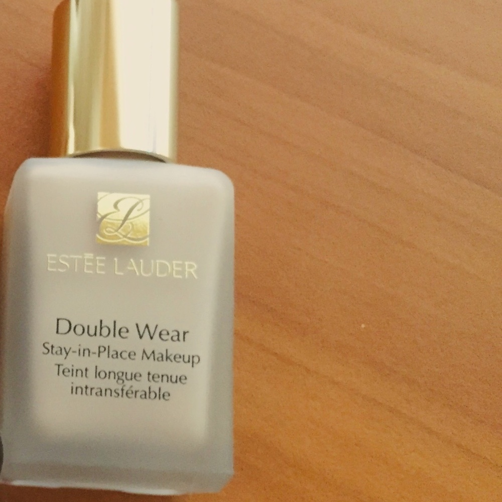 Estée Lauder Double-wear foundation (nude)